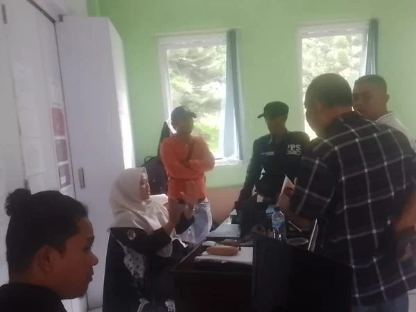 Suasana rapat pleno perhitungan suara Pemilu 2024 di PPK Ciawi, Kabupaten Bogor (25/2).
