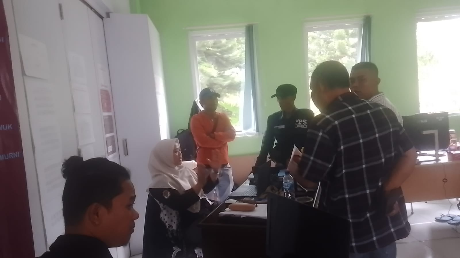 Suasana rapat pleno perhitungan suara Pemilu 2024 di PPK Ciawi, Kabupaten Bogor (25/2).