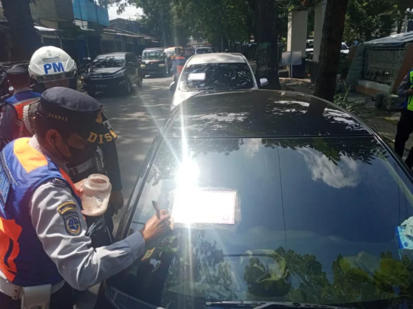 Doc. Penertiban Parkir Liar di Sejumlah Ruas Jalan di Kota Cimahi oleh Dinas Perhubungan (Dishub) Cimahi (mong)