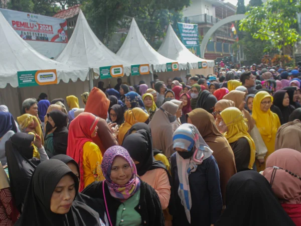 Antrean warga membludak saat berburu beras Operasi Pasar Beras SPHP dan Pasar Murah di Halaman Kantor Kecamatan Cibiru, Kota Bandung. (Pandu Muslim/Jabar Ekspres)