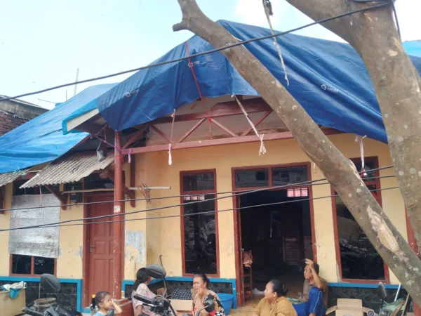 Kondisi rumah warga terdampak yang rusak usai sepekan diterjang bencana angin puting beliung, baru ditutupi terpal dan belum ada perbaikan. (Yanuar/Jabar Ekspres)