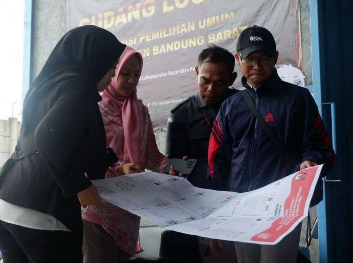 Petugas KPU KBB saat memeriksa surat suara di Gudang Logistik, Kecamatan Padalarang. Selasa (27/2). Foto istimewa