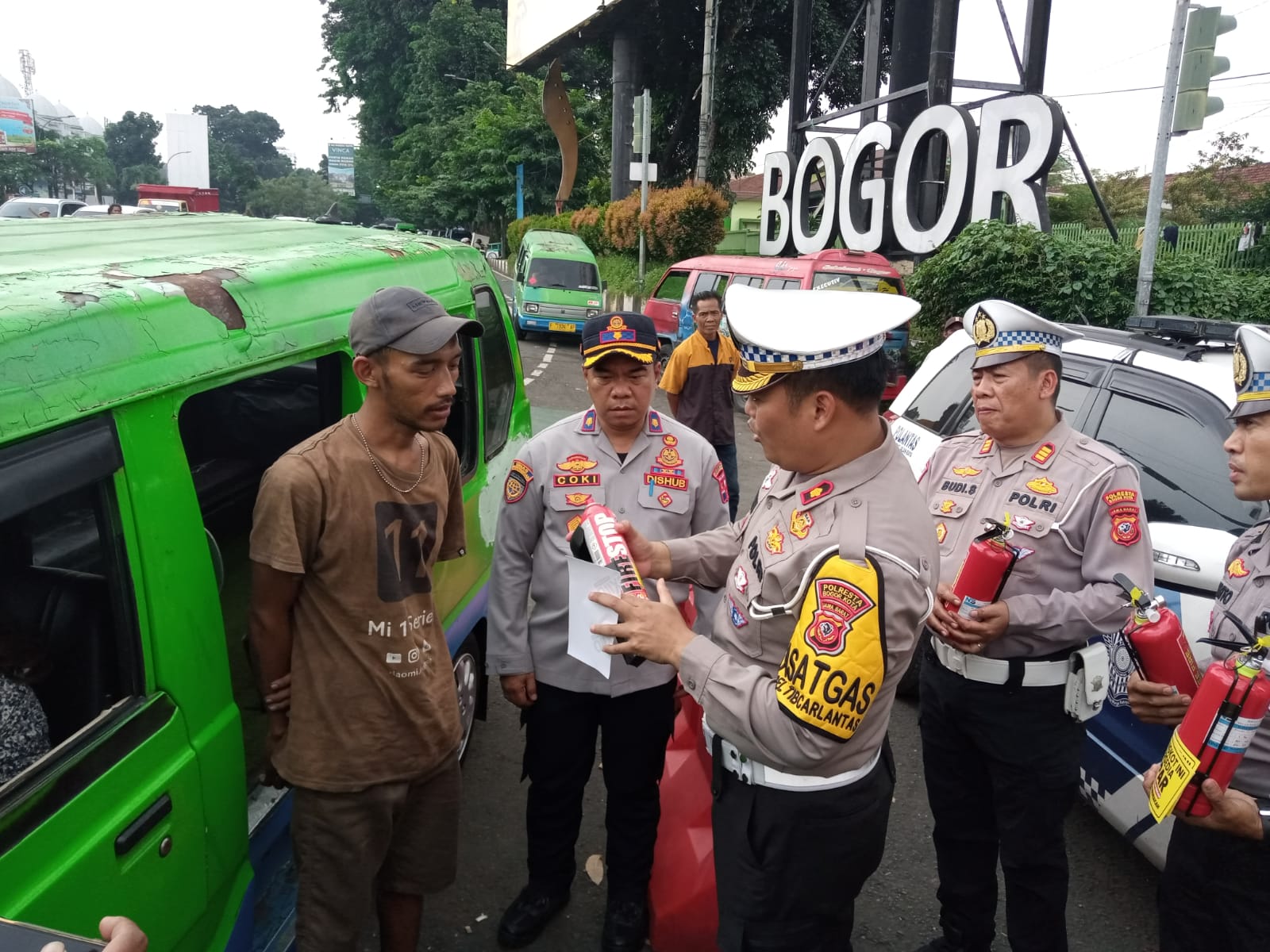 Kasat Lantas Polresta Bogor Kota, Kompol Galih Apria bersama jajaran dan Dishub Kota Bogor saat membagikan APAR kepada pengemudi angkot, Selasa (27/2).