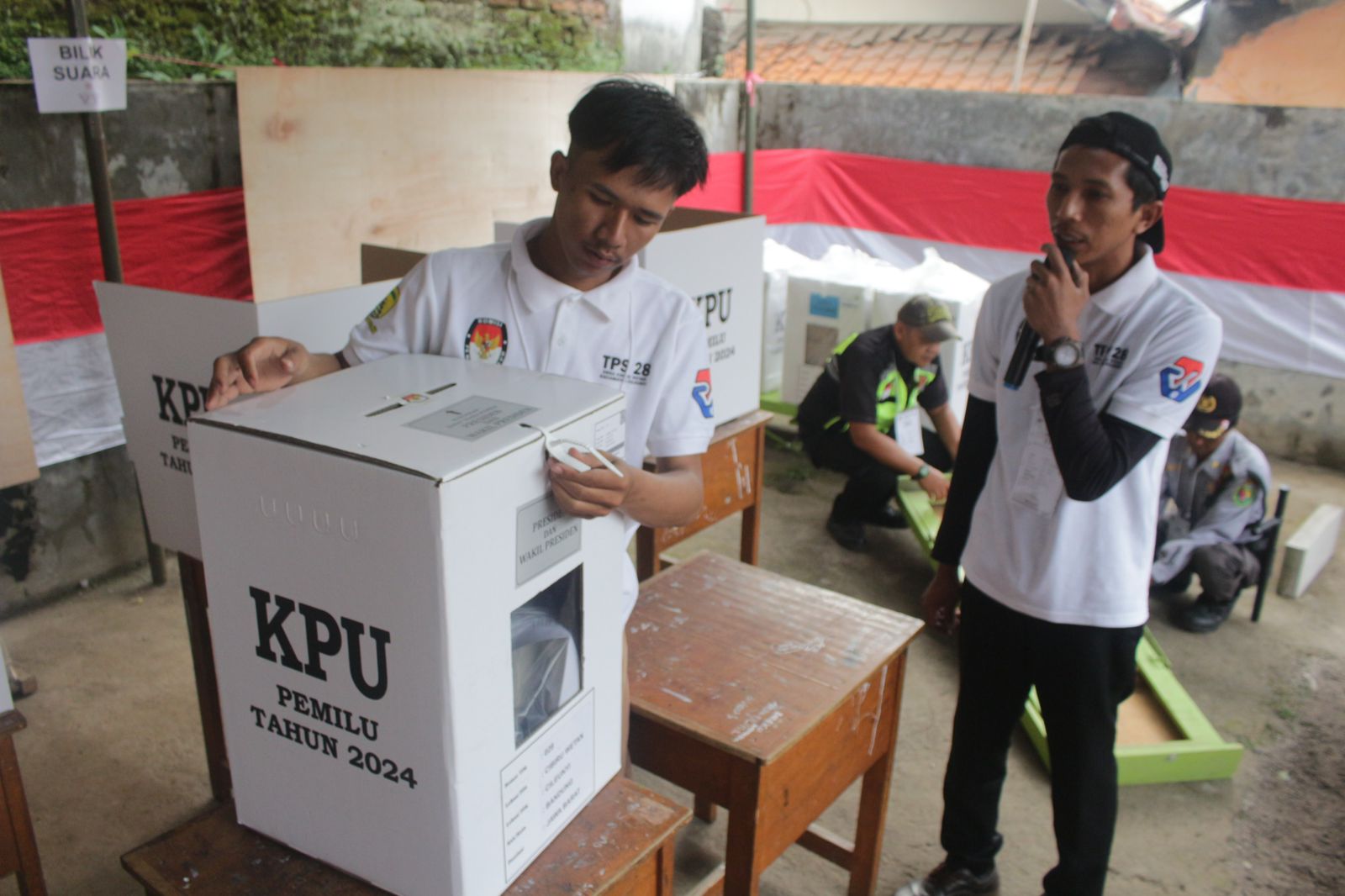 Proses perhitungan suara Pemilu 2024 di TPS kawasan Desa Cibiru Wetan, Kabupaten Bandung.