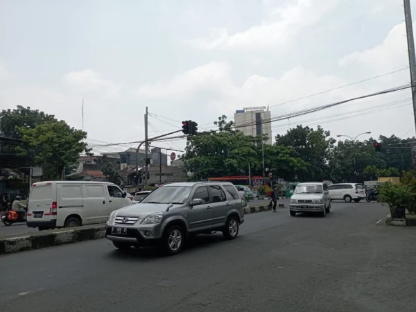 Ilustrasi: Kabel menjuntai di Jalan Peta, Kota Bandung dirapihkan usai adanya insiden tewasnya pengendara sepeda motor akibat tersangkut kabel yang menjuntai ke area jalan raya. Selasa, (27/2).