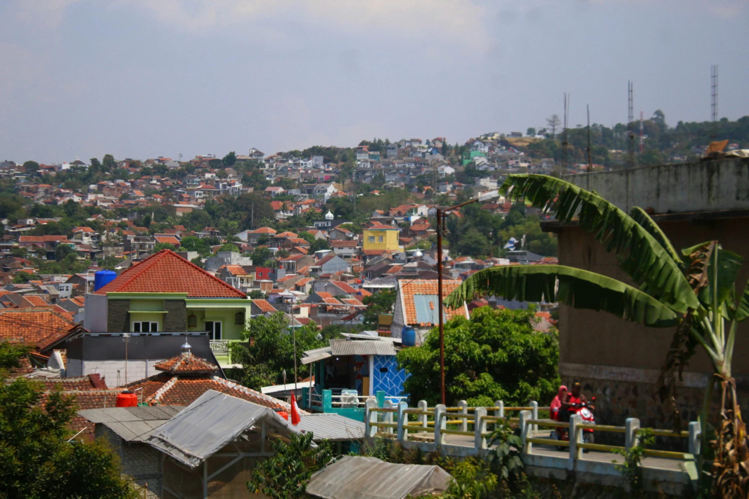 Pemukiman warga yang memenuhi kawasan Cekungan Bandung.