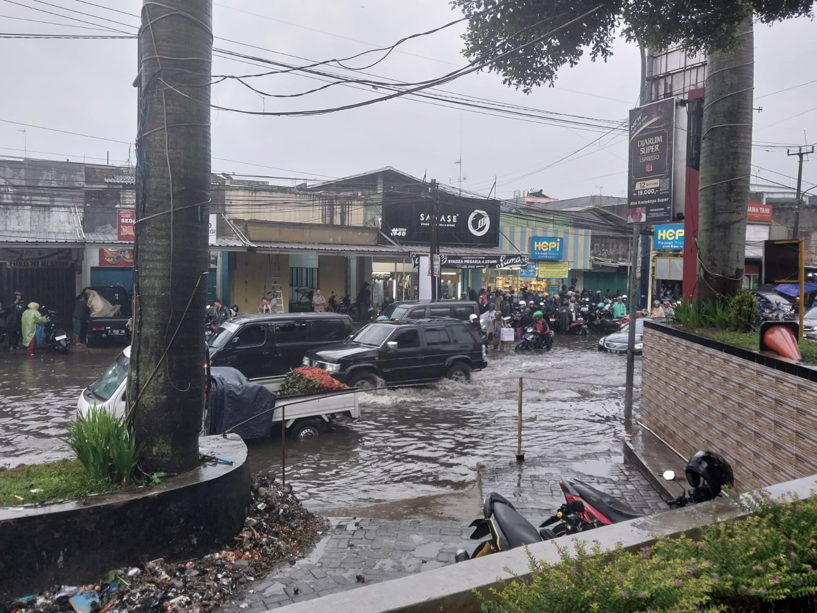Kemacetan Lalu Lintas akibat Banjir di Jalan Panorama, Pasar Lembang, Kabupaten Bandung Barat, Selasa (27/2).