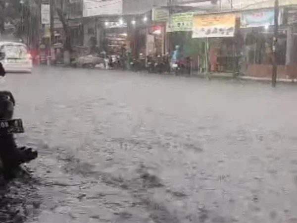 Banjir yang melanda kawasan Jalan Cibaduyut Raya, seputaran toko sepatu, Kota Bandung, Selasa (27/2).
