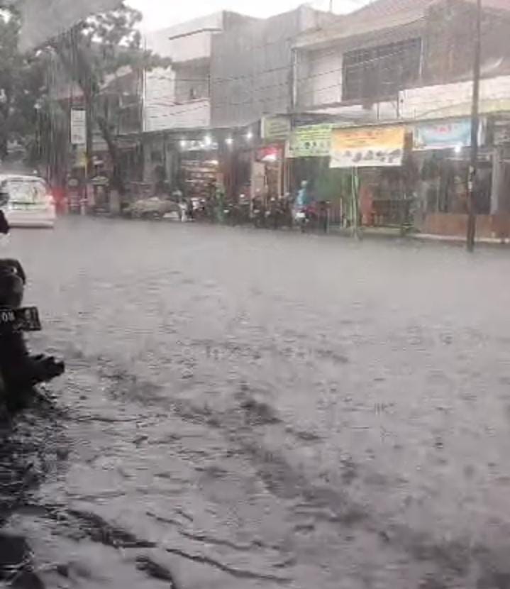 Banjir yang melanda kawasan Jalan Cibaduyut Raya, seputaran toko sepatu, Kota Bandung, Selasa (27/2).