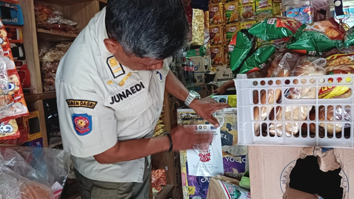 Satpol PP Cimahi memberikan imbauan dan sosialisasi kepada sejumlah pedagang di Kota Cimahi untuk mengurangi peredaran rokok ilegal.