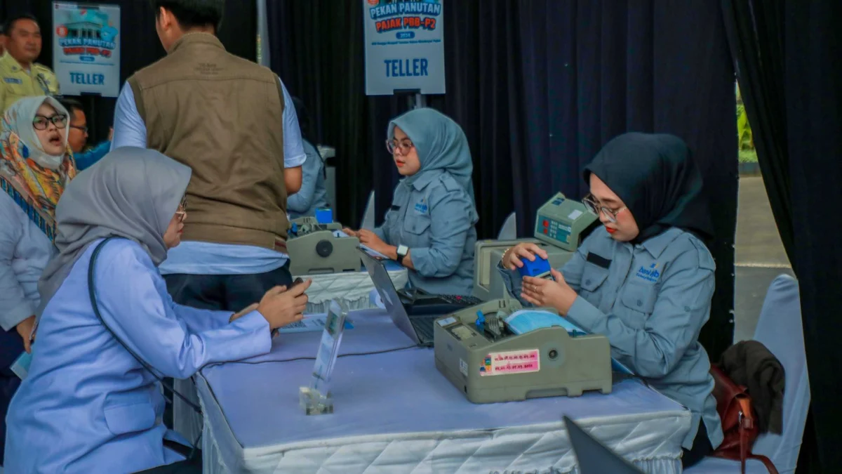 Sejumlah petugas teller dari Bapenda Kota Bogor saat melayani warga yang membayar PBB-P2 di Plaza Balai Kota Bogor, Rabu (28/2).