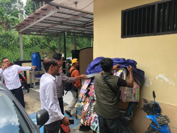 Pedagang makanan dan minuman (kanan), yang diduga menyebabkan keracunan sejumlah murid SD di Sukabumi.