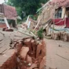 Bangunan SDN I Babakan Talang, Kampung Bojong, Desa Cibedung, Kecamatan Rongga, Bandung Barat ambruk akibat pergerakan tanah. Kamis (28/2). Foto petugas BPBD KBB (istimewa)