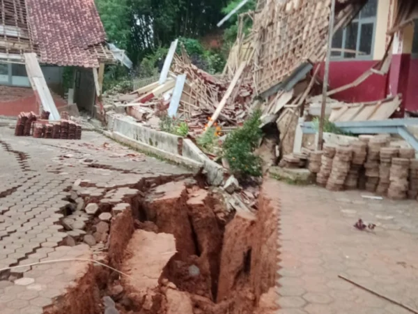 Bangunan SDN I Babakan Talang, Kampung Bojong, Desa Cibedung, Kecamatan Rongga, Bandung Barat ambruk akibat pergerakan tanah. Kamis (28/2). Foto petugas BPBD KBB (istimewa)