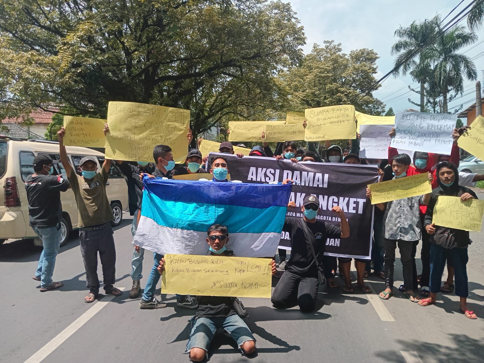 Puluhan anggota ormas XTC Banjaran lakukan aksi demo penolakan hak angket pemilu 2024. Foto Istimewa