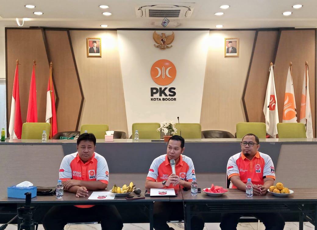 Sekretaris Umum DPD Kota Bogor, Dedi Mulyono bersama jajaran saat Konferensi Pers di kantornya, Jumat (23/2). (Yudha Prananda / Jabar Ekspres)
