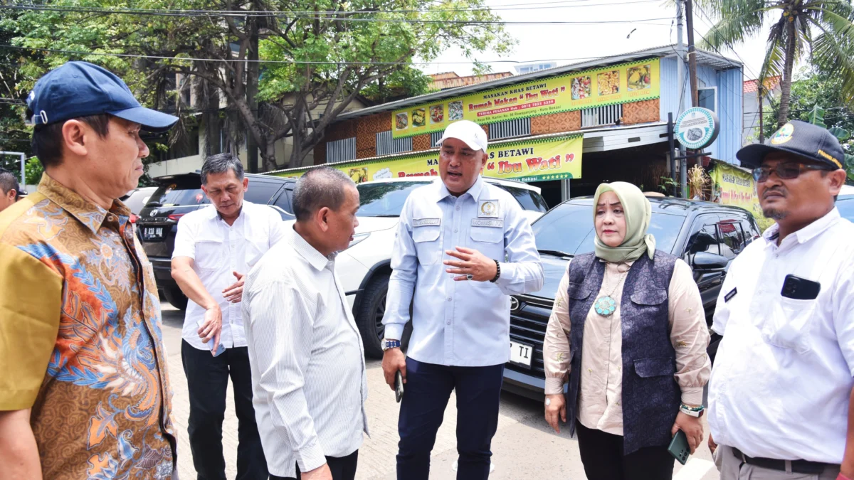Anggota Komisi IV DPRD Jabar, Jajang Rohana (Putih Kanan) selepas sidak progres perbaikan Jalan di Jalan R.A. Kartini, Kota Bekasi, Rabu 21 Februari 2024.
