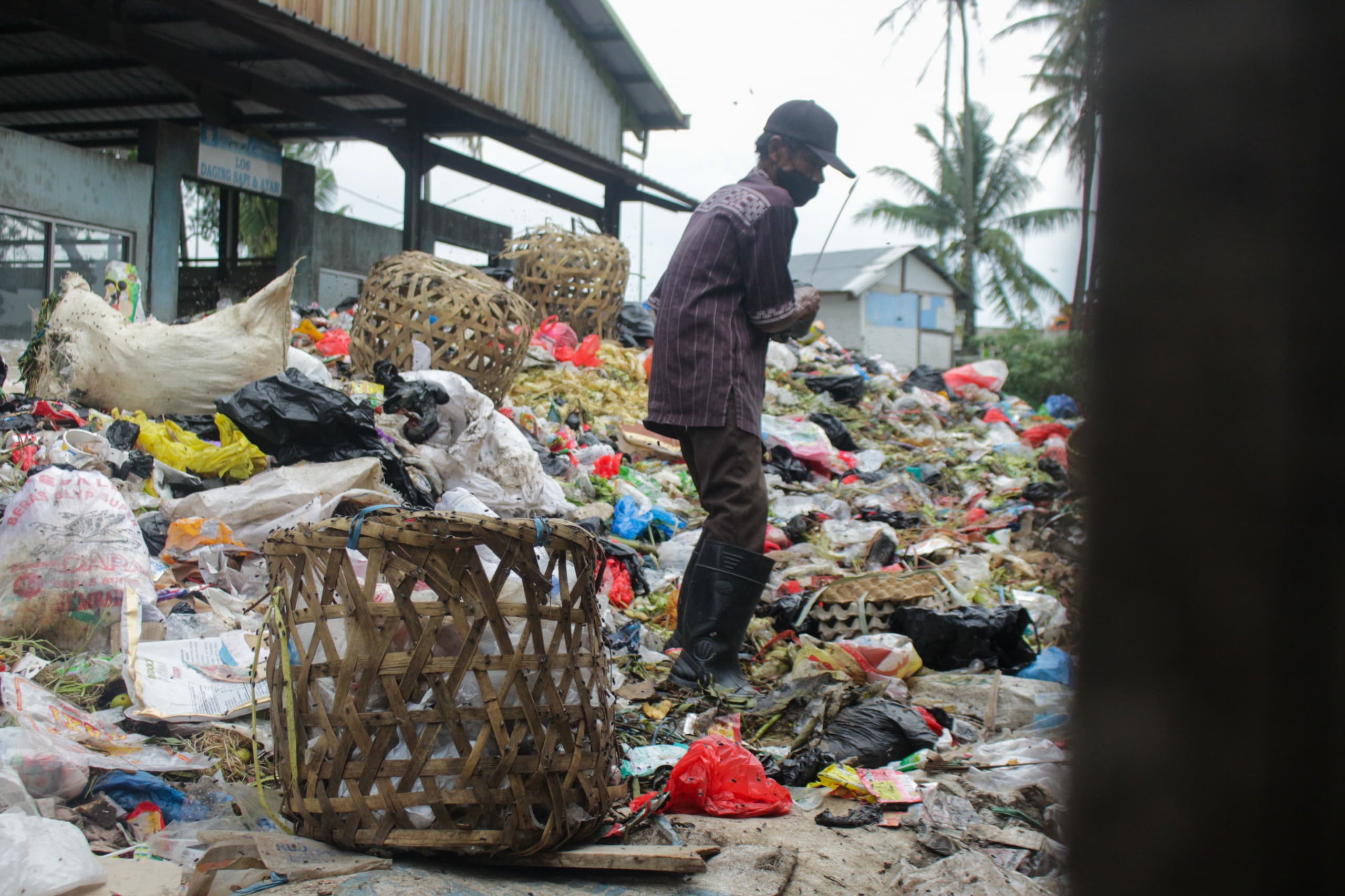Ilustrasi: Tumpukan sampah di Pasar Sehat Cileunyi, Kabupaten Bandung. (Pandu Muslim/Jabar Ekspres)