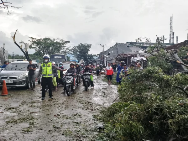 Wilayah Rancaekek terdampak angin puting beliung di Sumedang