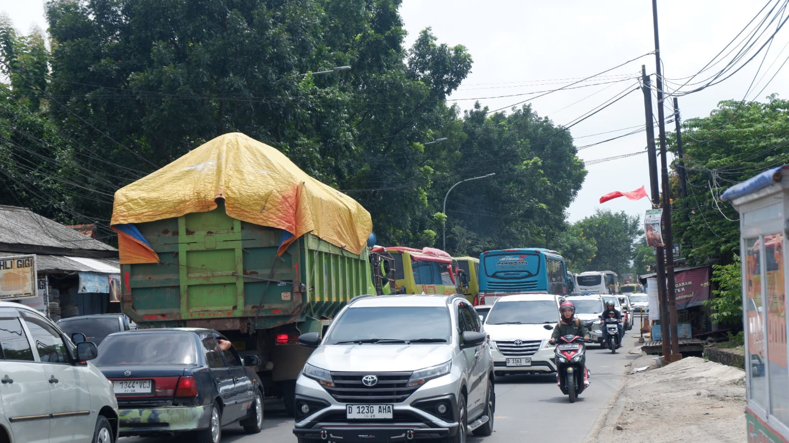 Kemacetan di Wilayah Gedebage, Kota Bandung (Sadam Husen / JE)
