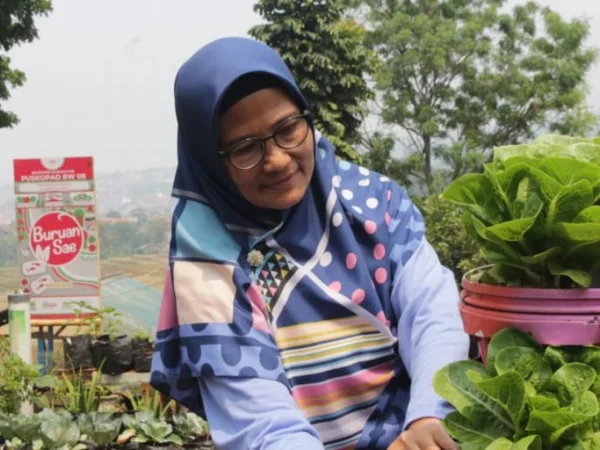 Masyarakat menyiang tanaman di halaman Posyandu Komplek Puskopad, Cisurupan, Kota Bandung. (Pandu Muslim/Jabar Ekspres)