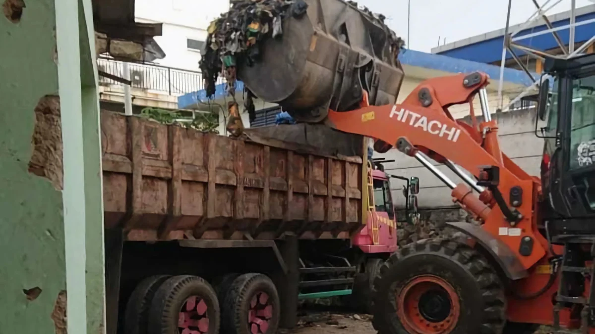 Proses pembersihan sampah di PSC, Kecamatan Cileunyi, Kabupaten Bandung. (Istimewa)