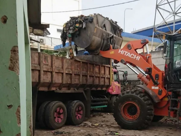 Proses pembersihan sampah di PSC, Kecamatan Cileunyi, Kabupaten Bandung. (Istimewa)