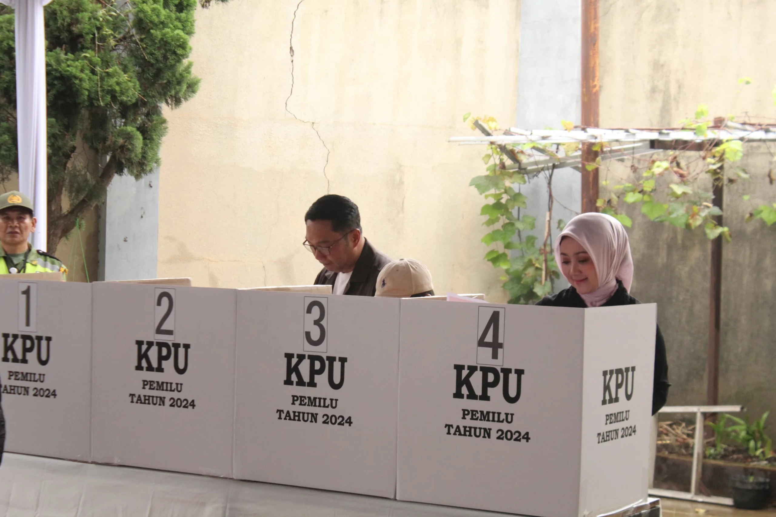 UNIK : Ridwan Kamil dan Atalia Praratya saat mencoblos di TPA 45, Kelurahan Ciumbuleuit, Cidadap Kota Bandung. Ridwan Kamil ada di bilik 02, sedangkan Atalia di bilik 04.