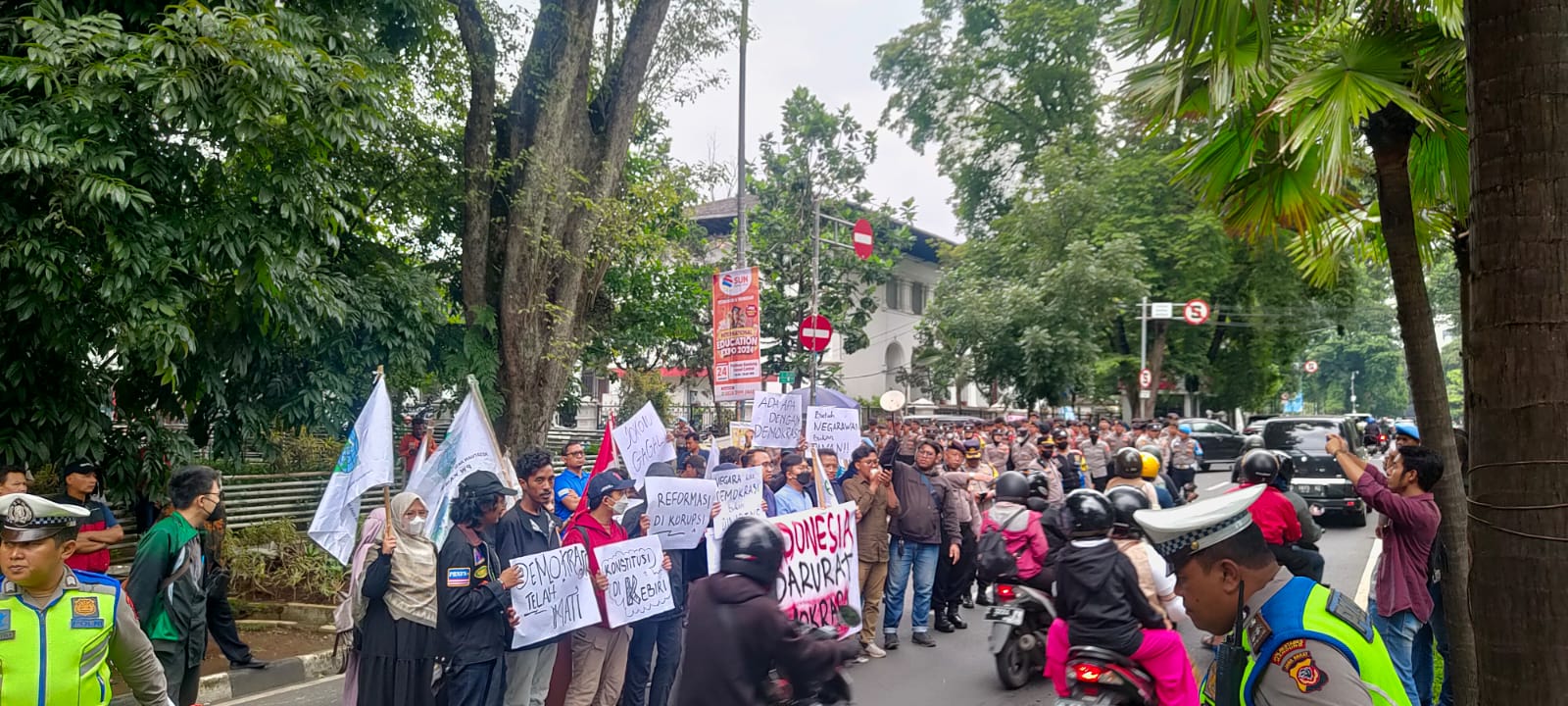 Kunjungan ke Kota Bandung, KAMMI Jabar laksanakan Aksi Selamatkan Demokrasi di Gedung Sate, Kota Bandung, Sabtu 3 Februari 2024.
