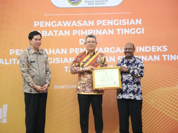 Sekda Bandung Barat, Ade Zakir saat menerima penghargaan Sistem Merit dari KASN di Gedung Sate Bandung. Jumat (16/2). Foto. Dok. Sekda KBB