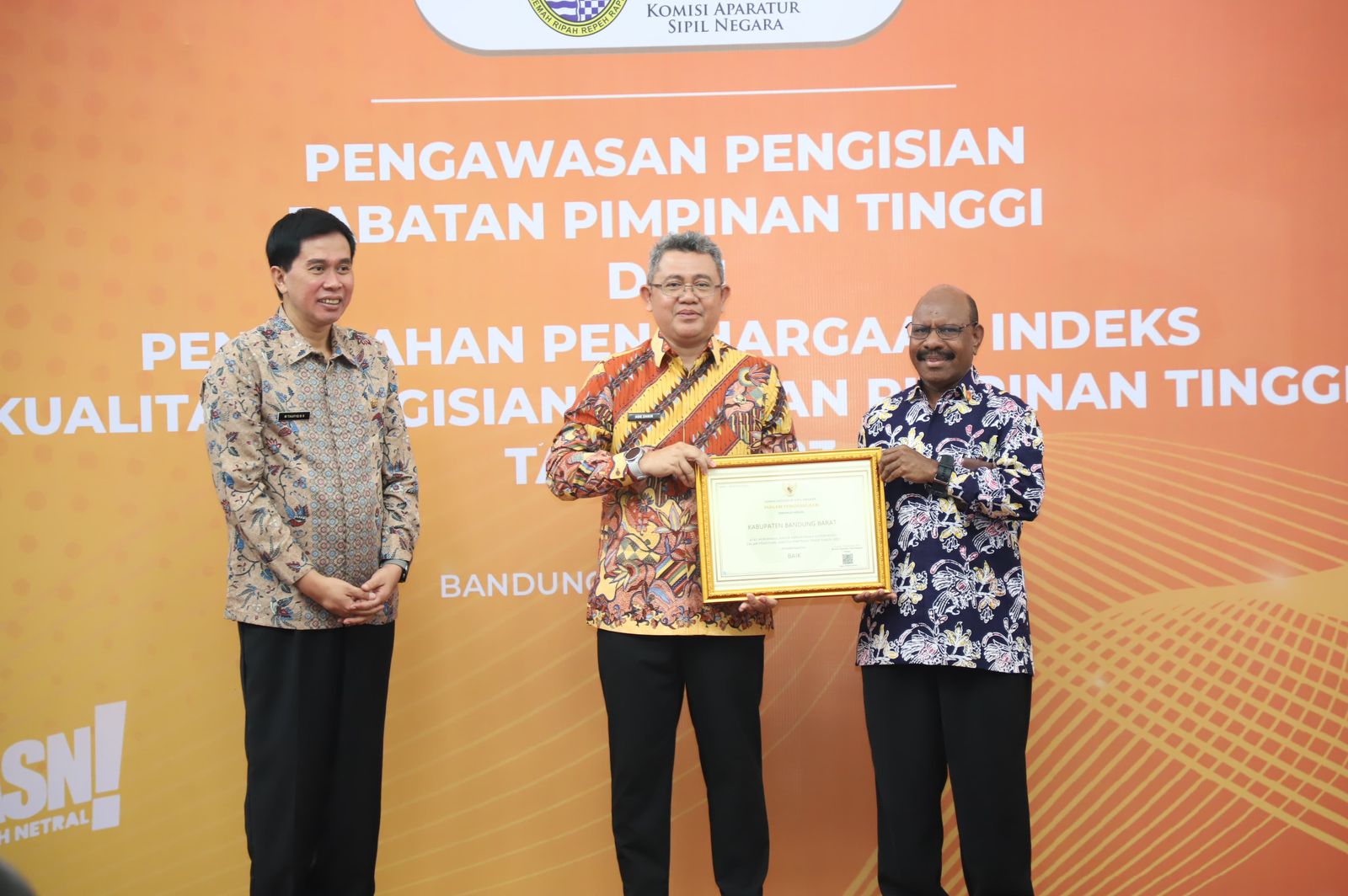 Sekda Bandung Barat, Ade Zakir saat menerima penghargaan Sistem Merit dari KASN di Gedung Sate Bandung. Jumat (16/2). Foto. Dok. Sekda KBB