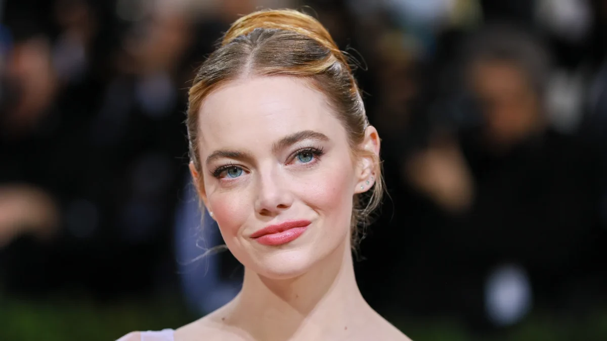 Emma Stone Minta Maaf dan Nyatakan Penyesalan Usai Guyonan Kontroversial di Golden Globe Awards