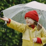 5 Manfaat Mandi Air Hujan Bagi Anak, Ini Dia Tipsnya!