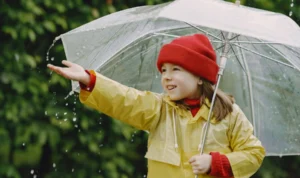 5 Manfaat Mandi Air Hujan Bagi Anak, Ini Dia Tipsnya!