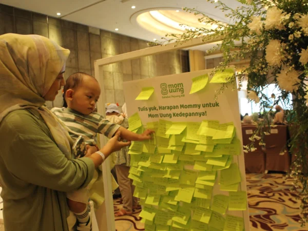 Salah satu ibu dan bayi menempelkan note harapan dalam Roadshow Menyusui oleh Mom Uung di Kota Bandung, Minggu (25/02).