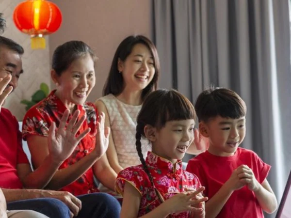Perayaan Tahun Baru China atau Imlek identik dengan keceriaan. Selain menghiasi rumah dengan warna merah, lagu Imlek juga turut menyemarakkan perayaan tersebut.