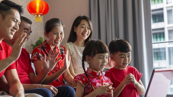 Perayaan Tahun Baru China atau Imlek identik dengan keceriaan. Selain menghiasi rumah dengan warna merah, lagu Imlek juga turut menyemarakkan perayaan tersebut.