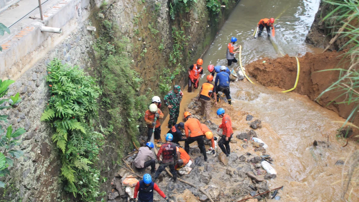 Ilustrasi: Petugas gabungan saat melakukan proses evakuasi di lokasi longsor TPT Muarasari, Kecamatan Bogor Selatan, Kota Bogor. (Yudha Prananda / Jabar Ekspres)