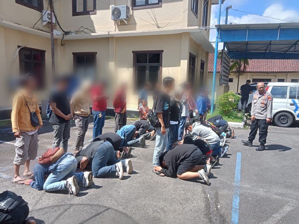 Puluhan remaja mencium kaki orang tuanya usai diamankan oleh Polisi lantaran pesta miras di Jalan Tentara Pelajar Kota Banjar, Minggu 4 Februari 2024. (Istimewa)