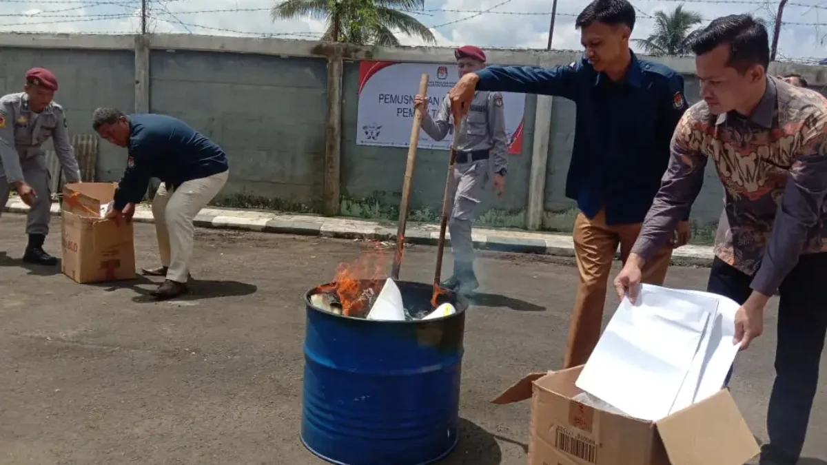 Ribuan Lembar Kertas Suara Dibakar di Tasikmalaya, Kenapa?