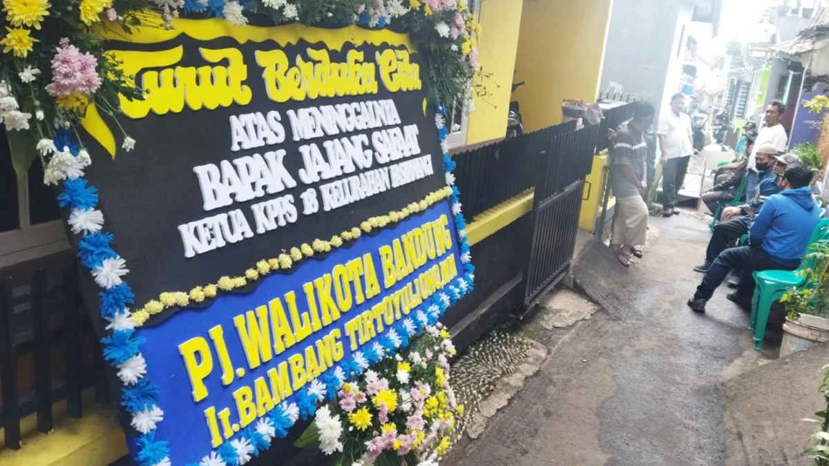 Kondisi di rumah duka Ketua KPPS 18 Pasirwangi, Kota Bandung, bernama Jajang Safaat yang meninggal dunia sehari usai pelaksanaan Pemilu 2024. (Nizar/Jabar Ekspres)