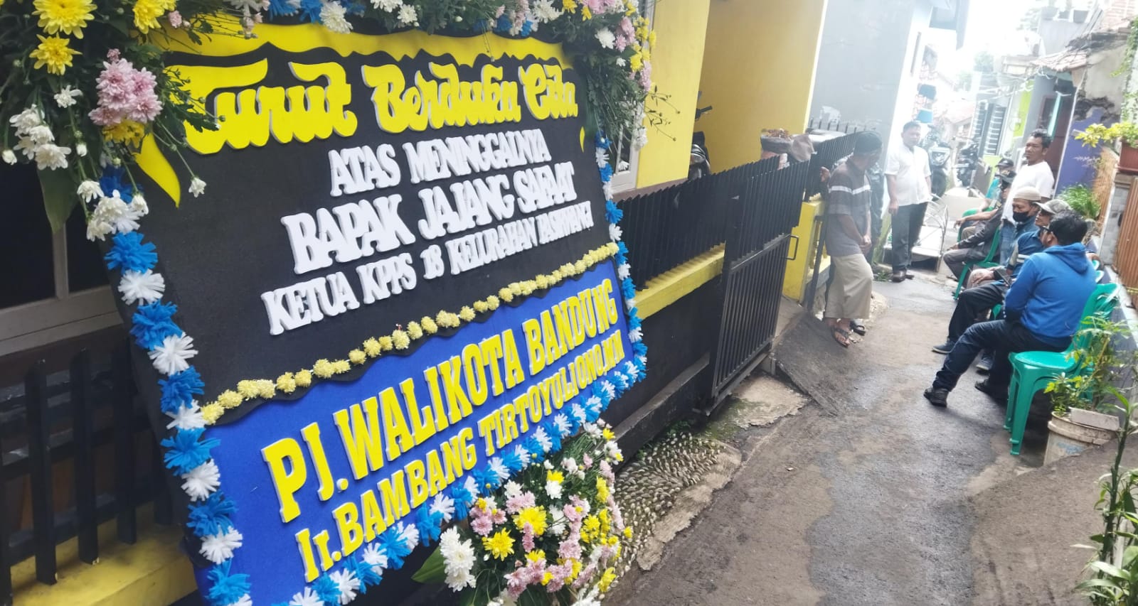 Kondisi di rumah duka Ketua KPPS 18 Pasirwangi, Kota Bandung, bernama Jajang Safaat yang meninggal dunia sehari usai pelaksanaan Pemilu 2024. (Nizar/Jabar Ekspres)