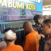 MS alias K (baju orange sebelah kiri) serta P (baju orange sebelah kanan) tertunduk malu saat dihadirkan dalam konferensi pers di Mapolres Sukabumi Kota. Riki Achmad/ Jabar Ekspres