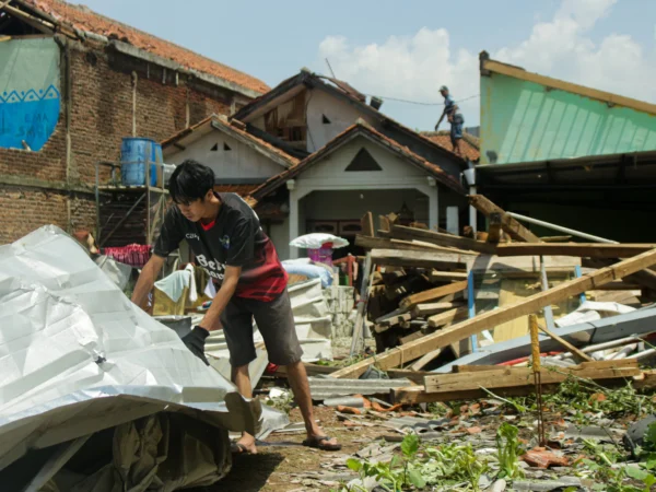Warga membersihkan sisa puing bangunan yang diterjang Tornado di Desa Sukadana, Kecamatan Cimanggung, Kabupaten Sumedang. (Pandu Muslim/Jabar Ekspres)