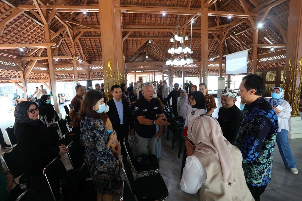 Pj Wali Kota Bandung, Bambang Tirtoyuliono (tengah), saat Rapat Koordinasi Penanggulangan DBD bersama Direktur dan Kepala Rumah Sakit di Kota Bandung di Pendopo Kota Bandung, Kamis 28 Maret 2024.