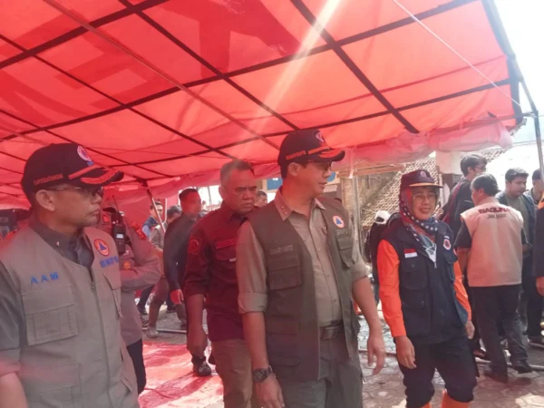 Kepala BNPB Letjen TNI Suharyanto saat meninjau posko pengungsian di Desa Cibedug, Kecamatan Cipongkor, KBB. Rabu (27/3). Foto Jabarekspres