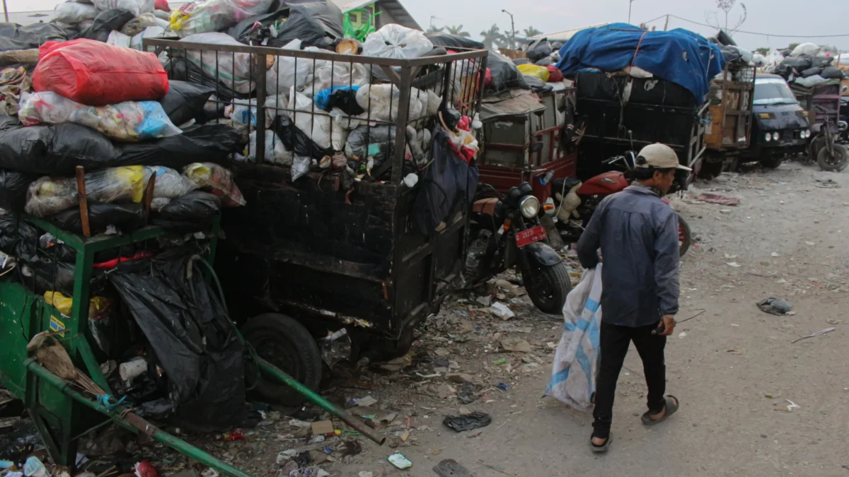 Sampah yang menumpuk di Pasar Induk Gedebage, Kota Bandung.