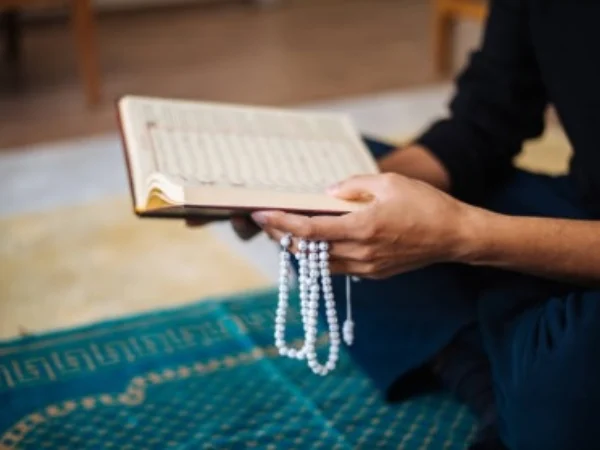 ILUSTRASI : Membaca Al Quran atau tilawah Quran yang ternyata memiliki banyak manfaa. (pixabay)