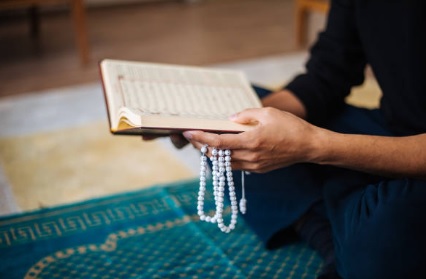 ILUSTRASI : Membaca Al Quran atau tilawah Quran yang ternyata memiliki banyak manfaa. (pixabay)