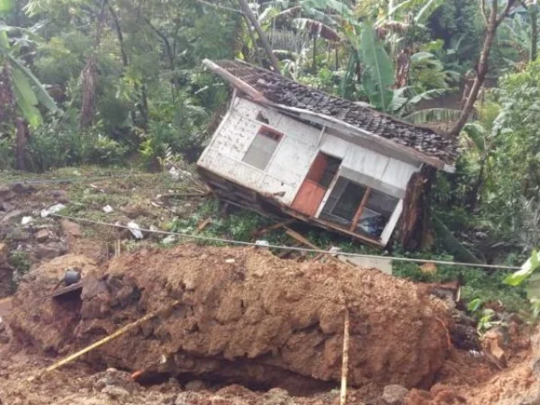 Ilustrasi: Terjangan longosr di Kampung Situ Datar, Kabupaten Sukabumi.